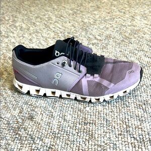 On Running Cloud 5 Women’s Lilac and Black Elastic lace Sneakers